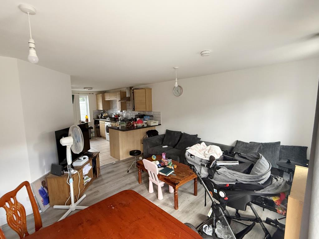Lot: 155 - MID-TERRACE HOUSE FOR INVESTMENT - Open Plan Living Room Kitchen